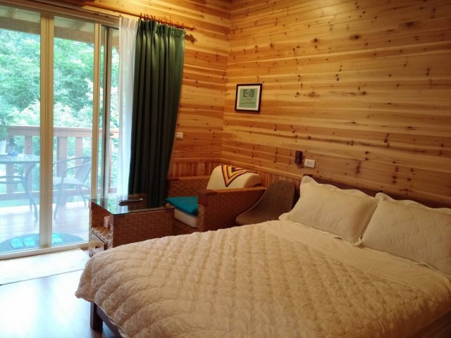 台灣 台中 日月潭 民宿 airbnb 小木屋 森林 屋內 設備 窗 床