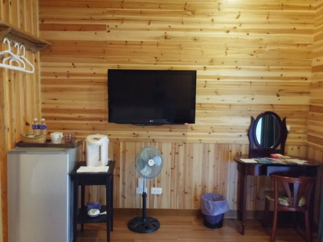 台灣 台中 日月潭 民宿 airbnb 小木屋 森林 屋內 設備  電視 電冰霜 風扇 電熱水煲 wifi 
